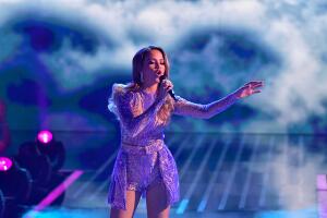 Yennis 7 - cantando 2.jpg