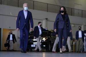 El candidato presidencial demócrata Joe Biden y su compañera de fórmula Kamala Harris caminan juntos en el aeropuerto internacional de Phoenix, el 8 de octubre del 2020.