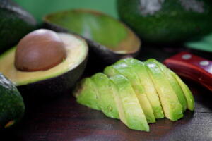 avocado-beneficios-fruta-2.jpg