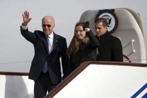 El exvicepresidente Joe Biden sale de la Fuerza Aérea Dos con su nieta Finnegan Biden (C) y su hijo Hunter Biden (D) el 4 de diciembre de 2013 en Beijing, China.