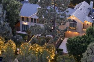 Jennifer Garner puso varias luces al exterior de su residencia.