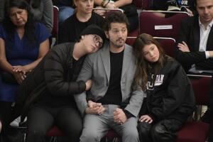 Diego Luna y sus hijos Fiona y Jerónimo en homenaje postúmo a Alejandro Luna (6).jpg