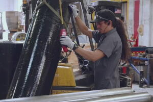 Una empresa de reciclaje de llantas en California les da una segunda oportunidad a expresidiarios.