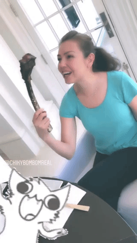 Thalía muestra sus costillas