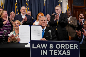 gobernador-Texas-Greg-Abbott-firma-leyes