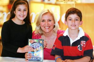 Lucy Hawking presentando su libro junto a unos niños