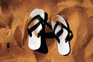 Sandalias sobre la arena de la playa