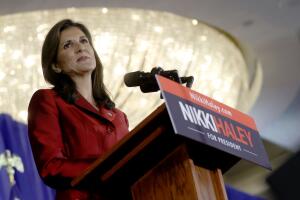 Nikki Haley habla a sus simpatizantes en el comando de campaña en Charleston tras su derrota en las primarias de Carolina del Sur.
