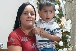 ICE asegura que la madre podía llevar al niño; ella afirma que no se lo permitieron.