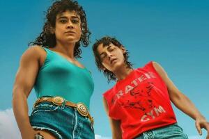 Kristen Stewart y Katy M. O'Brian en la película ‘Amor, mentiras y sangre’ (‘Love Lies Bleeding’)