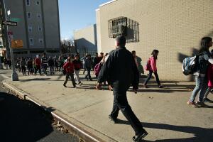 policías en escuelas