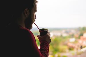 hombre-tomando-mate.jpg