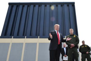 El presidente Trump habla ante uno de los prototipos propuestos para el muro fronterizo con México el 13 de marzo de 2018 durante una visita a San Diego, California.  