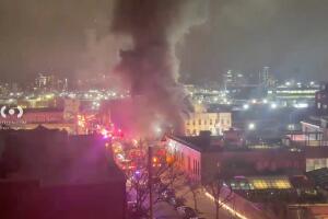 Incendio masivo en edificio de apartamentos de Queens deja heridos y desplazados.