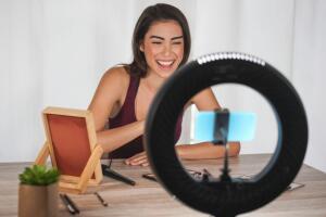 mujer grabando un tiktok.jpg