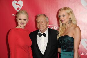 Kristina y Klarissa Shannon con Hugh Hefner