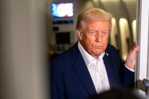 El presidente Donald Trump habla con periodistas a bordo del Air Force One rumbo a Asia, el viernes 24 de octubre de 2025.