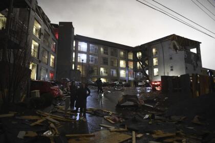 Vecinos de este conjunto residencial en Nashville miran los escombros esparcidos por el aparcamiento después de que un tornado golpeara en las primeras horas de la mañana del martes 3 de marzo de 2020. 
<br>
<br>
<a target="_blank" href="https://www.univision.com/noticias/mira-los-efectos-del-potente-tornado-que-arraso-casas-negocios-y-dejo-a-miles-sin-electricidad-en-nashville-video">Mira los efectos del potente tornado que arrasó casas, negocios y dejó a miles sin electricidad en Nashville</a>