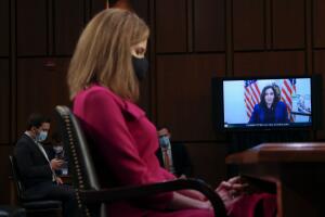 Amy Barrett escucha la intervención de la candidata a la vicepresidencia y senadora por California, Kamala Harris.