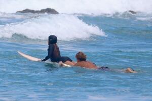 Shakira surfeando en Costa Rica