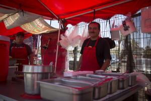 Baltazar Serda atiende una ‘carreta’ ubicada sobre la calle Ferrocarrileros en Mexicali. 