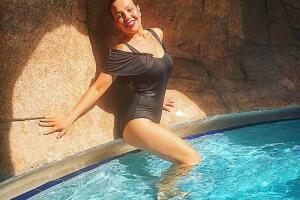 Thalia con traje de baño negro