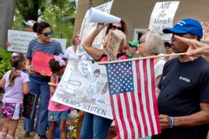 Madres urgen a senador Marco Rubio hablar sobre menores inmigrantes detenidos