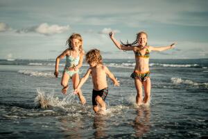 ninos-playa-vacaciones.jpg