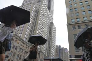 Nueva York activa plan de emergencia por lluvias, tormentas y vientos fuertes este lunes.