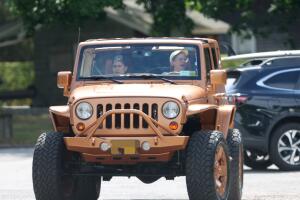 Violet Affleck acompañada de una posible amiga.