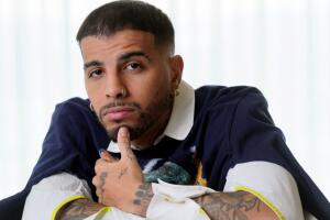 Rauw Alejandro fusiona salsa, reguetón e instrumentos tradicionales en su álbum "Cosa Nuestra", destacando la riqueza cultural puertorriqueña.