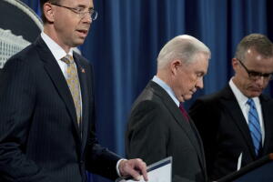 El "atribulado" fiscal general Jeff Sessions junto al director interino del FBI Andrew McCabe (der) y el vice fiscal Rod Rosenstein. 