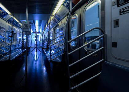 De acuerdo con un experimento hecho en su laboratorio, Brenner llegó a la conclusión de que las luces que serán utilizadas en los trenes y autobuses durante horas de la madrugada, presuntamente tienen la capacidad de aniquilar las micropartículas de coronavirus.