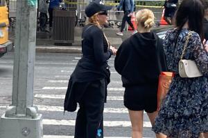 Esta es la foto que muestra a Madona caminando por NYC un día antes de que fuera internada de emergencia, según aseguran medios como Page Six y el Daily Mail. 