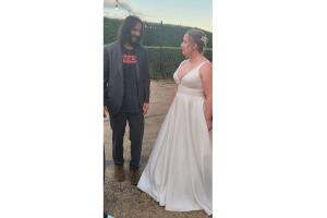 Keanu Reeves boda James y Nikki Roadnight (1).jpg