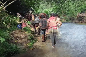 Migrantes a través de ríos y pantanos en el Darién