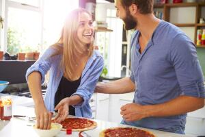 pareja-cocinando-pizza-cocina.jpg