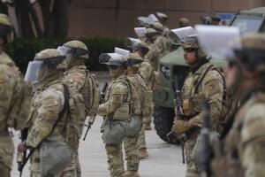 Llegan 700 marines a Los Ángeles pese a la oposición de California en medio de protestas contra ICE