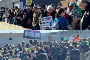 21 detenidos y cuatro oficiales heridos en protesta frente a centro de ICE en Broadview