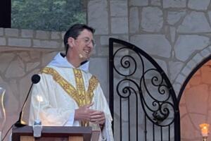 Un sacerdote de Canyon Lake, Texas, fue excomulgado y removido del clero por este motivo