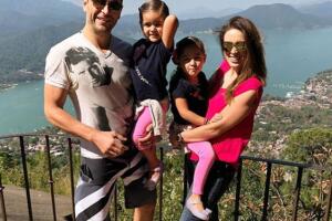 Jacky Bracamontes y sus hijas