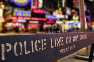 Hombre de 27 años resulta herido de bala en Midtown Manhattan.