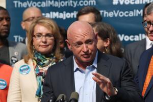 Mark Kelly intensifica su campaña al Senado. En la foto se observa detrás a su esposa la ex congresista Gabrielle Giffords. 