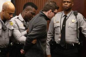 Thompson esposado AP.jpg