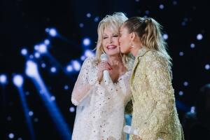 miley-cyrus-dolly-parton.jpg