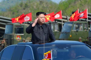 Kim Jong Un en un desfile militar en Pyongyang
