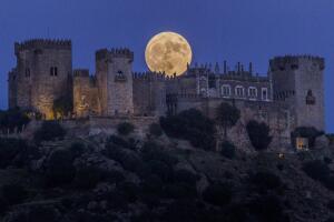 Impresionante vista de la superluna sobre Córdoba, en España