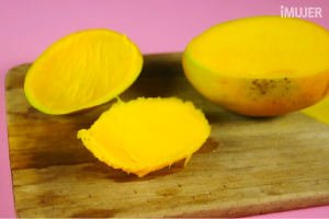 como-pelar-un-mango-con-un-vaso3.png