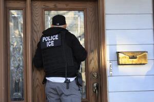 Un agente de la policía de Inmigración y Aduanas (ICE por sus siglas en inglés) busca a un inmigrante no autorizado en una casa de Brooklyn, Nueva York, el 11 de abril del 2018.