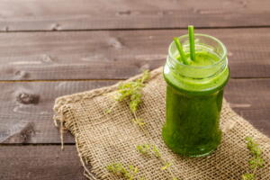 Conheça o suco que traz benefícios à saúde e ainda combate a celulite